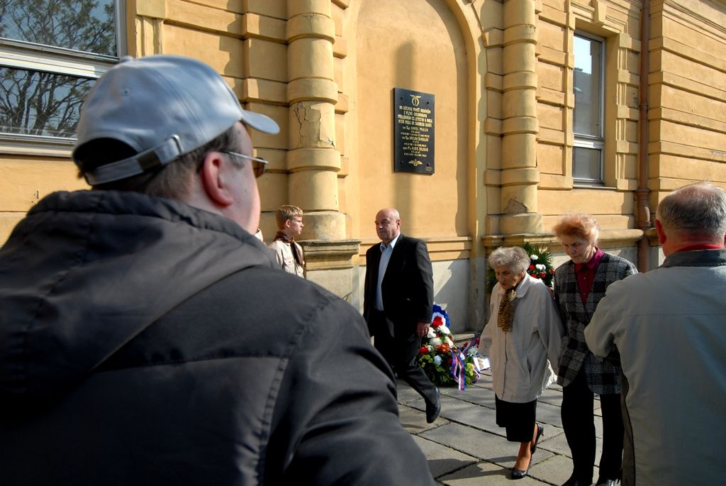 Květiny u pamětní desky na budově konzervatoře a základní umělecké školy v Doubravce položili dnes odpoledne primátor Martin Baxa, zástupci městského obvodu, doubravečtí občané, ale i zástupci vojáků, letců a historického vojenského ústavu. Pietní akt se uskutečnil při vzpomínce na osud tří plzeňských rodáků, členů Západočeského aeroklubu Plzeň, kteří bojovali proti nacismu v Polsku, Francii a Velké Británii. (foto: 29.4.2014)
