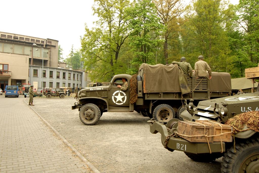 „Plzeň 1945“ – dobový kemp americké 16. obrněné divize a Československé samostatné obrněné brigády, výstava těžké pancéřové techniky a další kolová vozidla z období II. světové války, velitelský štáb, polní kuchyně, ošetrovna, umývárny, plot s dobovými plakáty, pořadová cvičení a další ukázky z vojenského života. (foto: 2.5.2014)
