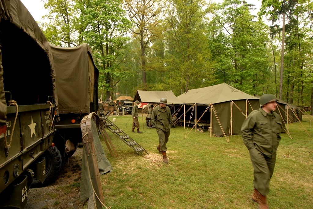 „Plzeň 1945“ – dobový kemp americké 16. obrněné divize a Československé samostatné obrněné brigády, výstava těžké pancéřové techniky a další kolová vozidla z období II. světové války, velitelský štáb, polní kuchyně, ošetrovna, umývárny, plot s dobovými plakáty, pořadová cvičení a další ukázky z vojenského života. (foto: 2.5.2014)