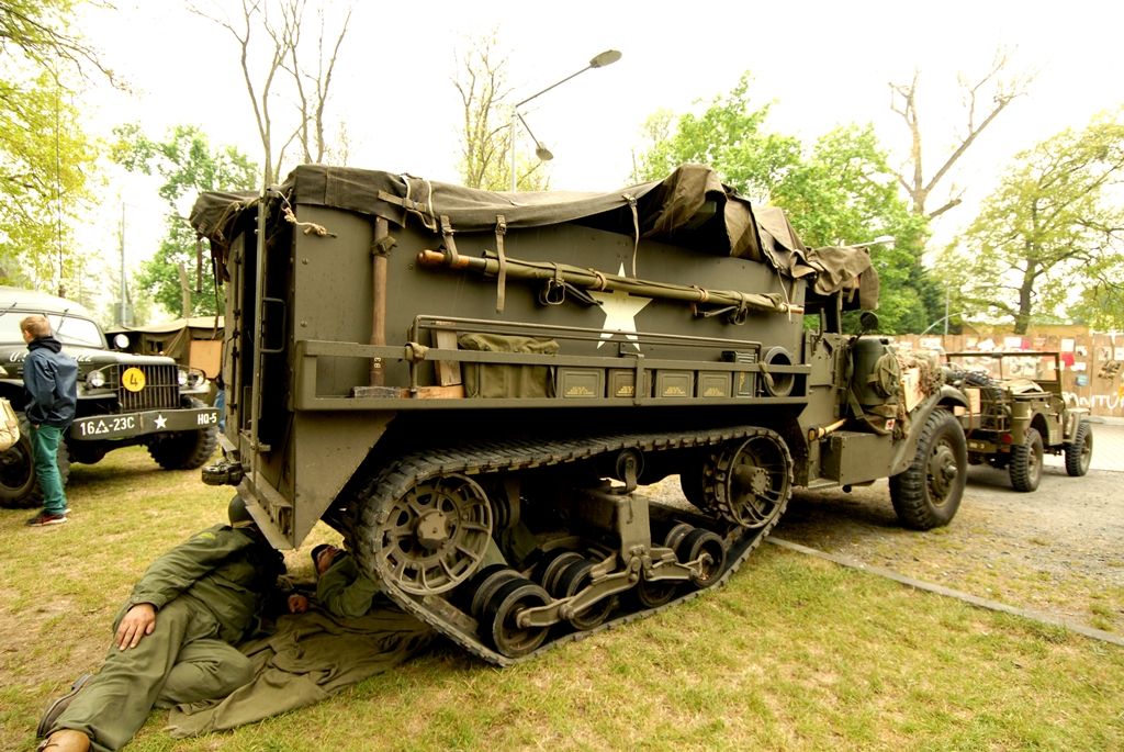 „Plzeň 1945“ – dobový kemp americké 16. obrněné divize a Československé samostatné obrněné brigády, výstava těžké pancéřové techniky a další kolová vozidla z období II. světové války, velitelský štáb, polní kuchyně, ošetrovna, umývárny, plot s dobovými plakáty, pořadová cvičení a další ukázky z vojenského života. (foto: 2.5.2014)