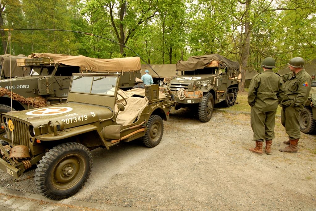 „Plzeň 1945“ – dobový kemp americké 16. obrněné divize a Československé samostatné obrněné brigády, výstava těžké pancéřové techniky a další kolová vozidla z období II. světové války, velitelský štáb, polní kuchyně, ošetrovna, umývárny, plot s dobovými plakáty, pořadová cvičení a další ukázky z vojenského života. (foto: 2.5.2014)