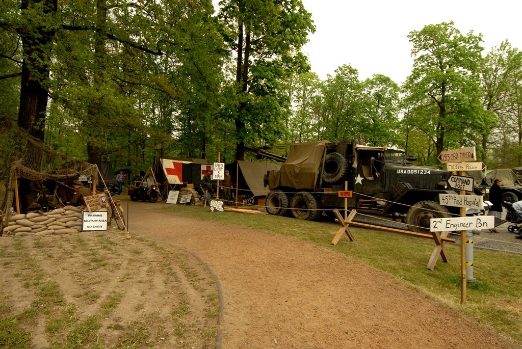 „Plzeň 1945“ – dobový kemp americké 16. obrněné divize a Československé samostatné obrněné brigády, výstava těžké pancéřové techniky a další kolová vozidla z období II. světové války, velitelský štáb, polní kuchyně, ošetrovna, umývárny, plot s dobovými plakáty, pořadová cvičení a další ukázky z vojenského života. (foto: 2.5.2014)