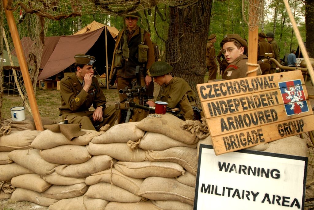 „Plzeň 1945“ – dobový kemp americké 16. obrněné divize a Československé samostatné obrněné brigády, výstava těžké pancéřové techniky a další kolová vozidla z období II. světové války, velitelský štáb, polní kuchyně, ošetrovna, umývárny, plot s dobovými plakáty, pořadová cvičení a další ukázky z vojenského života. (foto: 2.5.2014)