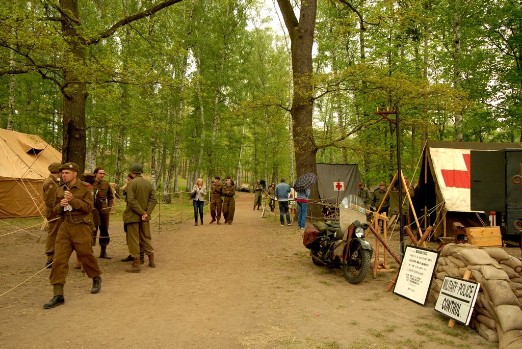 „Plzeň 1945“ – dobový kemp americké 16. obrněné divize a Československé samostatné obrněné brigády, výstava těžké pancéřové techniky a další kolová vozidla z období II. světové války, velitelský štáb, polní kuchyně, ošetrovna, umývárny, plot s dobovými plakáty, pořadová cvičení a další ukázky z vojenského života. (foto: 2.5.2014)
