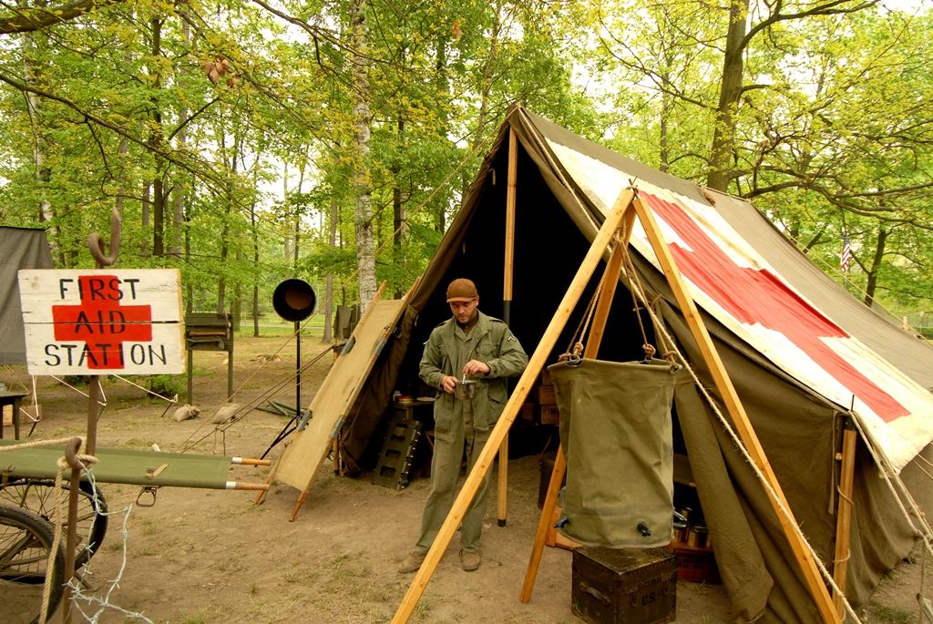 „Plzeň 1945“ – dobový kemp americké 16. obrněné divize a Československé samostatné obrněné brigády, výstava těžké pancéřové techniky a další kolová vozidla z období II. světové války, velitelský štáb, polní kuchyně, ošetrovna, umývárny, plot s dobovými plakáty, pořadová cvičení a další ukázky z vojenského života. (foto: 2.5.2014)