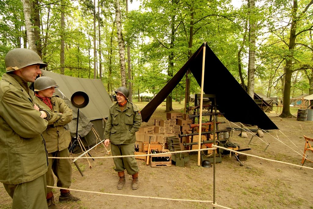 „Plzeň 1945“ – dobový kemp americké 16. obrněné divize a Československé samostatné obrněné brigády, výstava těžké pancéřové techniky a další kolová vozidla z období II. světové války, velitelský štáb, polní kuchyně, ošetrovna, umývárny, plot s dobovými plakáty, pořadová cvičení a další ukázky z vojenského života. (foto: 2.5.2014)