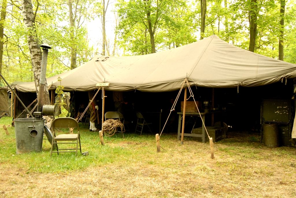 „Plzeň 1945“ – dobový kemp americké 16. obrněné divize a Československé samostatné obrněné brigády, výstava těžké pancéřové techniky a další kolová vozidla z období II. světové války, velitelský štáb, polní kuchyně, ošetrovna, umývárny, plot s dobovými plakáty, pořadová cvičení a další ukázky z vojenského života. (foto: 2.5.2014)