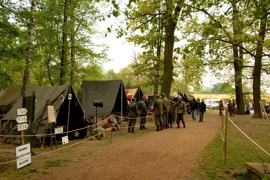 „Plzeň 1945“ – dobový kemp americké 16. obrněné divize a Československé samostatné obrněné brigády, výstava těžké pancéřové techniky a další kolová vozidla z období II. světové války, velitelský štáb, polní kuchyně, ošetrovna, umývárny, plot s dobovými plakáty, pořadová cvičení a další ukázky z vojenského života. (foto: 2.5.2014)