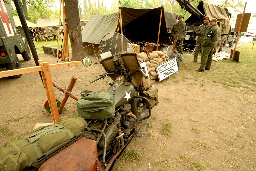 „Plzeň 1945“ – dobový kemp americké 16. obrněné divize a Československé samostatné obrněné brigády, výstava těžké pancéřové techniky a další kolová vozidla z období II. světové války, velitelský štáb, polní kuchyně, ošetrovna, umývárny, plot s dobovými plakáty, pořadová cvičení a další ukázky z vojenského života. (foto: 2.5.2014)