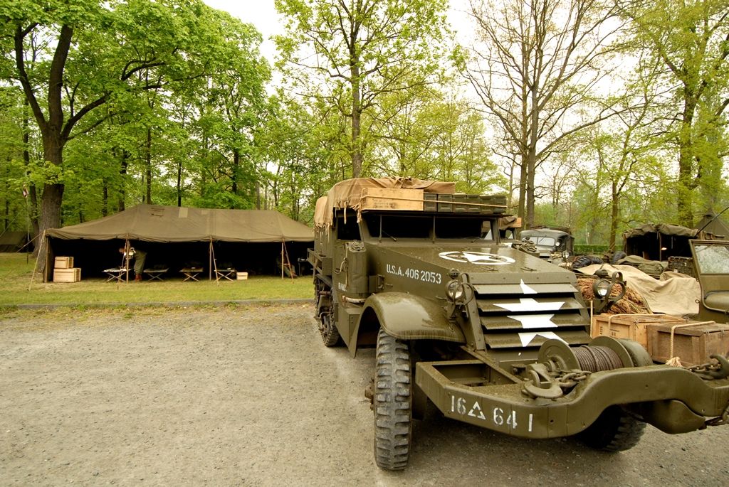 „Plzeň 1945“ – dobový kemp americké 16. obrněné divize a Československé samostatné obrněné brigády, výstava těžké pancéřové techniky a další kolová vozidla z období II. světové války, velitelský štáb, polní kuchyně, ošetrovna, umývárny, plot s dobovými plakáty, pořadová cvičení a další ukázky z vojenského života. (foto: 2.5.2014)