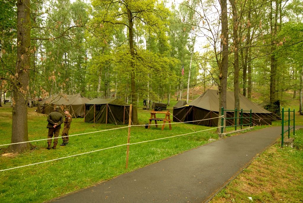 „Plzeň 1945“ – dobový kemp americké 16. obrněné divize a Československé samostatné obrněné brigády, výstava těžké pancéřové techniky a další kolová vozidla z období II. světové války, velitelský štáb, polní kuchyně, ošetrovna, umývárny, plot s dobovými plakáty, pořadová cvičení a další ukázky z vojenského života. (foto: 2.5.2014)
