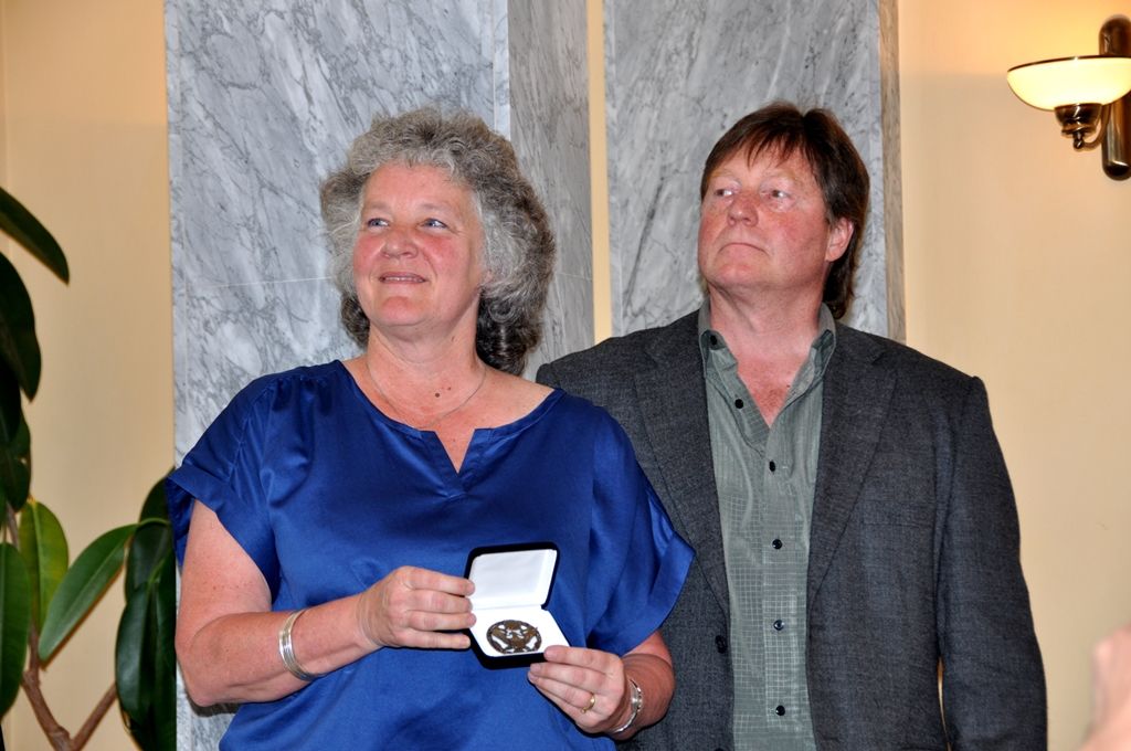 Cílem stipendia je pomoci těm, kteří touží přispívat společnosti, v níž žijí, a umožnit jim naplnit si své sny a plány. Šek na tisíc amerických dolarů a medaili, jež je inspirována Medailí cti, nejvyšším vojenským vyznamenáním udělovaným vládou USA, převezme Barbora Petermannová, studentka Vyšší odborné školy zdravotnické v Plzni, 4. května v 17 hodin na náměstí Republiky. (foto: Z. Kubalová, 2.5.2014)