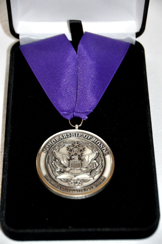 Cílem stipendia je pomoci těm, kteří touží přispívat společnosti, v níž žijí, a umožnit jim naplnit si své sny a plány. Šek na tisíc amerických dolarů a medaili, jež je inspirována Medailí cti, nejvyšším vojenským vyznamenáním udělovaným vládou USA, převezme Barbora Petermannová, studentka Vyšší odborné školy zdravotnické v Plzni, 4. května v 17 hodin na náměstí Republiky. (foto: Z. Kubalová, 2.5.2014)