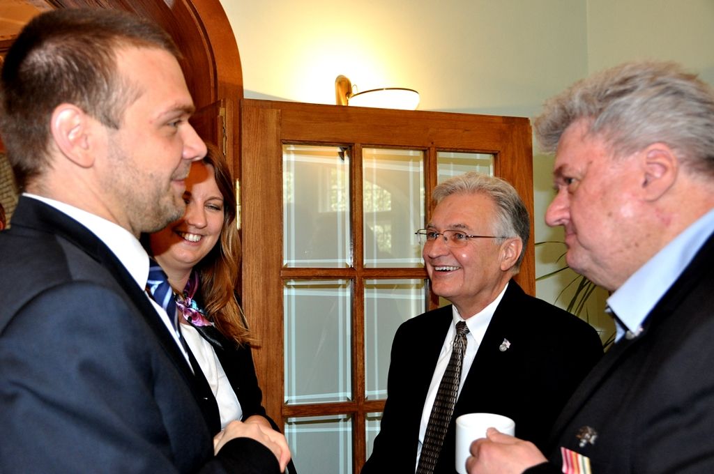 Cílem stipendia je pomoci těm, kteří touží přispívat společnosti, v níž žijí, a umožnit jim naplnit si své sny a plány. Šek na tisíc amerických dolarů a medaili, jež je inspirována Medailí cti, nejvyšším vojenským vyznamenáním udělovaným vládou USA, převezme Barbora Petermannová, studentka Vyšší odborné školy zdravotnické v Plzni, 4. května v 17 hodin na náměstí Republiky. (foto: Z. Kubalová, 2.5.2014)