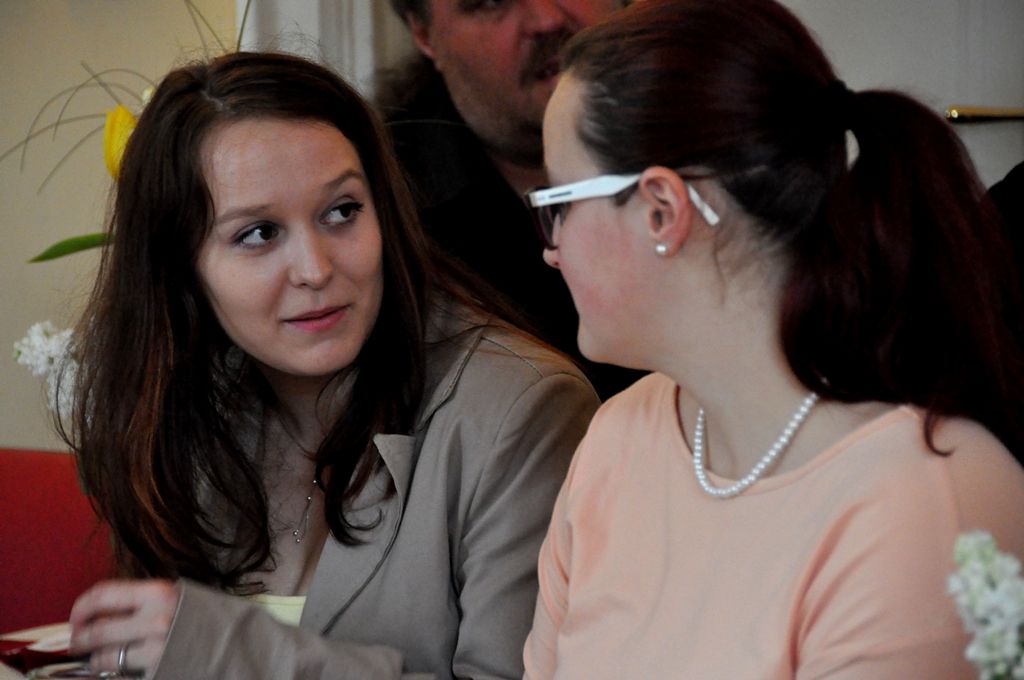 Cílem stipendia je pomoci těm, kteří touží přispívat společnosti, v níž žijí, a umožnit jim naplnit si své sny a plány. Šek na tisíc amerických dolarů a medaili, jež je inspirována Medailí cti, nejvyšším vojenským vyznamenáním udělovaným vládou USA, převezme Barbora Petermannová, studentka Vyšší odborné školy zdravotnické v Plzni, 4. května v 17 hodin na náměstí Republiky. (foto: Z. Kubalová, 2.5.2014)