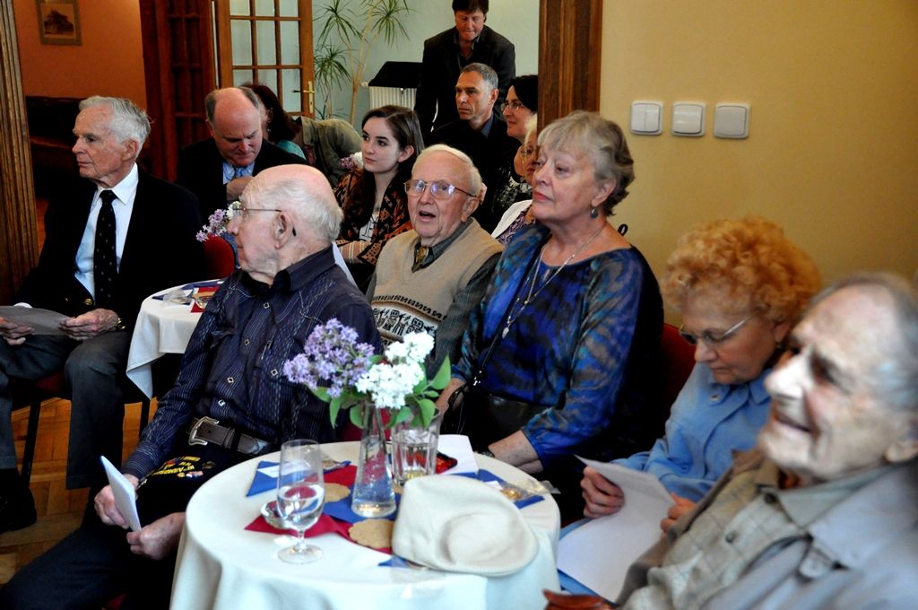 Cílem stipendia je pomoci těm, kteří touží přispívat společnosti, v níž žijí, a umožnit jim naplnit si své sny a plány. Šek na tisíc amerických dolarů a medaili, jež je inspirována Medailí cti, nejvyšším vojenským vyznamenáním udělovaným vládou USA, převezme Barbora Petermannová, studentka Vyšší odborné školy zdravotnické v Plzni, 4. května v 17 hodin na náměstí Republiky. (foto: Z. Kubalová, 2.5.2014)