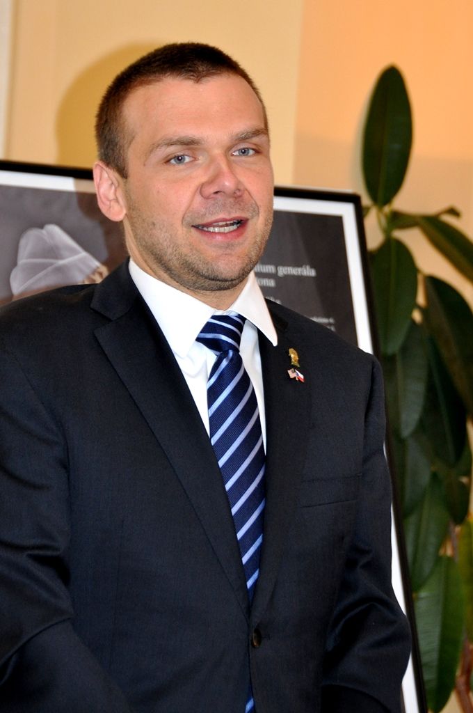 Cílem stipendia je pomoci těm, kteří touží přispívat společnosti, v níž žijí, a umožnit jim naplnit si své sny a plány. Šek na tisíc amerických dolarů a medaili, jež je inspirována Medailí cti, nejvyšším vojenským vyznamenáním udělovaným vládou USA, převezme Barbora Petermannová, studentka Vyšší odborné školy zdravotnické v Plzni, 4. května v 17 hodin na náměstí Republiky. (foto: Z. Kubalová, 2.5.2014)