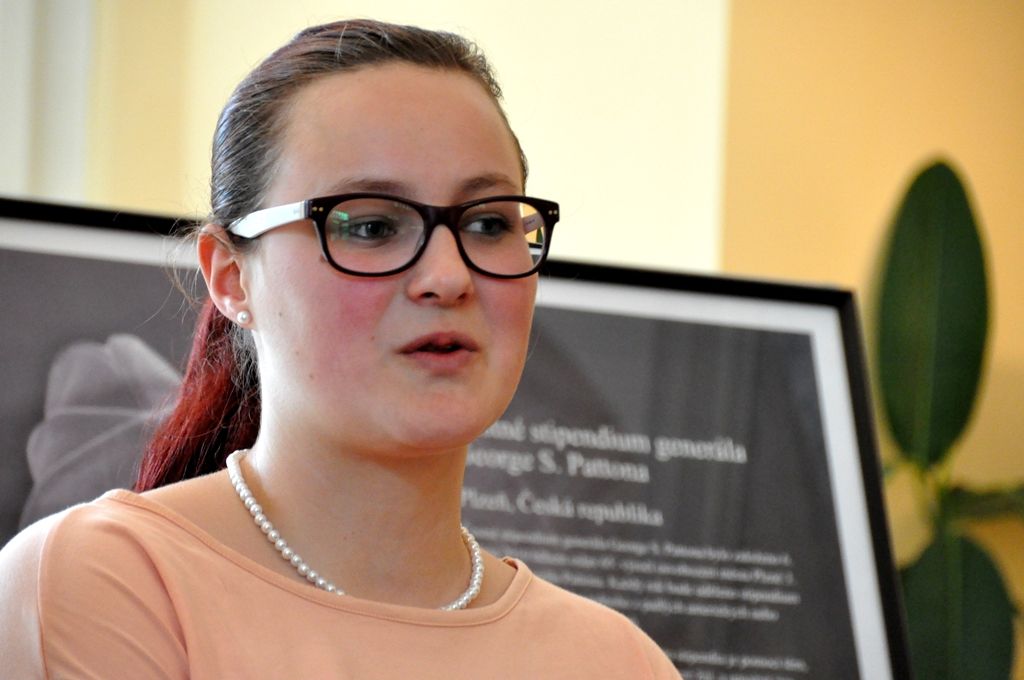 Cílem stipendia je pomoci těm, kteří touží přispívat společnosti, v níž žijí, a umožnit jim naplnit si své sny a plány. Šek na tisíc amerických dolarů a medaili, jež je inspirována Medailí cti, nejvyšším vojenským vyznamenáním udělovaným vládou USA, převezme Barbora Petermannová, studentka Vyšší odborné školy zdravotnické v Plzni, 4. května v 17 hodin na náměstí Republiky. (foto: Z. Kubalová, 2.5.2014)