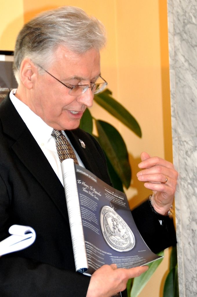 Cílem stipendia je pomoci těm, kteří touží přispívat společnosti, v níž žijí, a umožnit jim naplnit si své sny a plány. Šek na tisíc amerických dolarů a medaili, jež je inspirována Medailí cti, nejvyšším vojenským vyznamenáním udělovaným vládou USA, převezme Barbora Petermannová, studentka Vyšší odborné školy zdravotnické v Plzni, 4. května v 17 hodin na náměstí Republiky. (foto: Z. Kubalová, 2.5.2014)