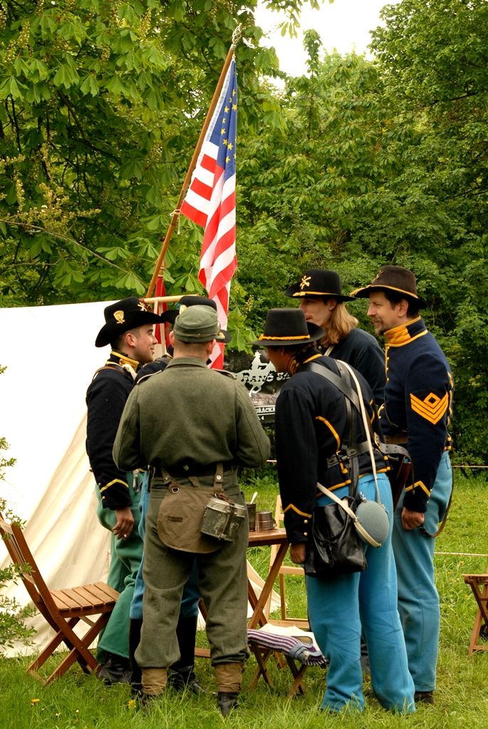 V parku za obchodním centrem Plaza byl ke zhlédnutí průřez více armádami, a to nejen z druhé světové války. Tábor US Army představil svou nejelegantnější složku tzv. „modrokabátníky“ neboli kavaleristy – jezdectvo. Skupina nadšenců z Prahy tady předvedla tábor „hourglass“ uprostřed džungle na hranici Severního Vietnamu. Do nejnovějších válečných sporů vstupuje nový fenomén – kontraktoři, námezdní profesionální vojáci. Ti celý víkend střežili most za Plazou. Checkpoint Raiders se návštěvníkům prezentoval v prostoru před kulturním domem Peklo.(foto: 2.5.2014)
