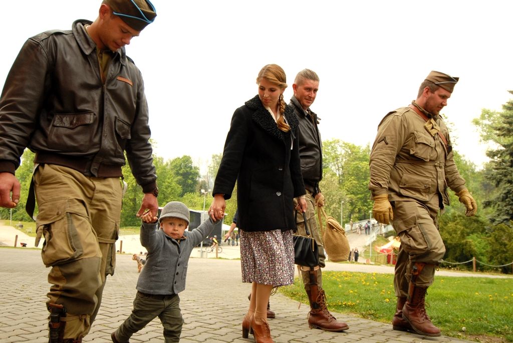 V parku za obchodním centrem Plaza byl ke zhlédnutí průřez více armádami, a to nejen z druhé světové války. Tábor US Army představil svou nejelegantnější složku tzv. „modrokabátníky“ neboli kavaleristy – jezdectvo. Skupina nadšenců z Prahy tady předvedla tábor „hourglass“ uprostřed džungle na hranici Severního Vietnamu. Do nejnovějších válečných sporů vstupuje nový fenomén – kontraktoři, námezdní profesionální vojáci. Ti celý víkend střežili most za Plazou. Checkpoint Raiders se návštěvníkům prezentoval v prostoru před kulturním domem Peklo.(foto: 2.5.2014)