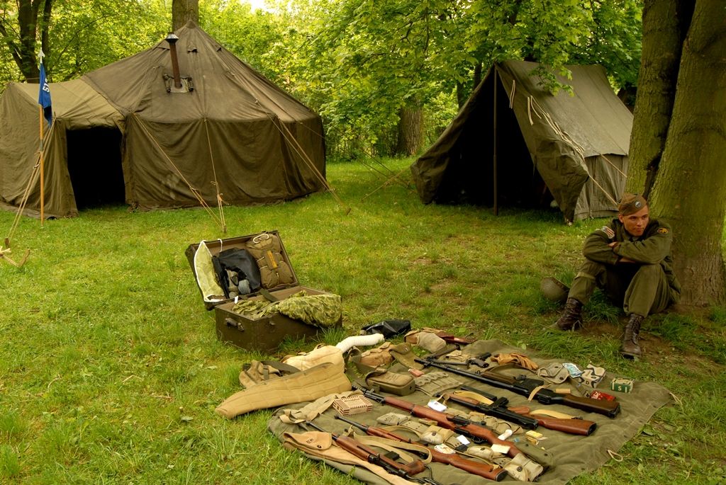 V parku za obchodním centrem Plaza byl ke zhlédnutí průřez více armádami, a to nejen z druhé světové války. Tábor US Army představil svou nejelegantnější složku tzv. „modrokabátníky“ neboli kavaleristy – jezdectvo. Skupina nadšenců z Prahy tady předvedla tábor „hourglass“ uprostřed džungle na hranici Severního Vietnamu. Do nejnovějších válečných sporů vstupuje nový fenomén – kontraktoři, námezdní profesionální vojáci. Ti celý víkend střežili most za Plazou. Checkpoint Raiders se návštěvníkům prezentoval v prostoru před kulturním domem Peklo.(foto: 2.5.2014)