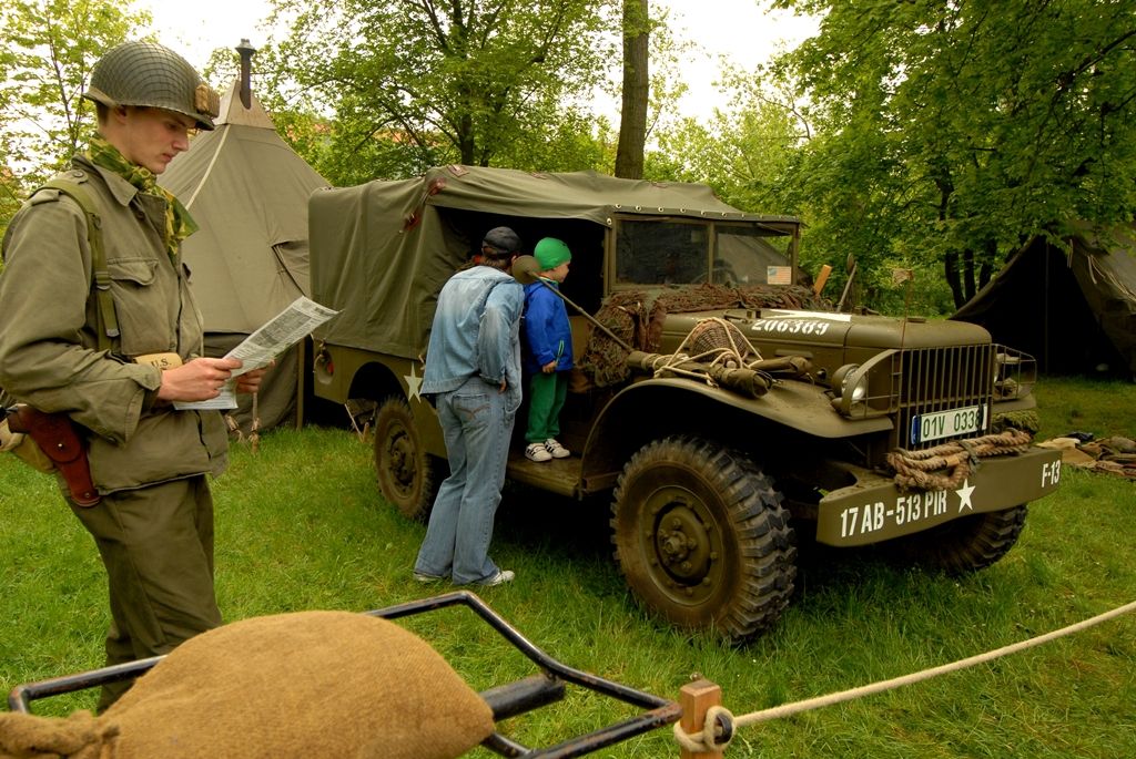 Slavnosti svobody 2014 - Kluby vojenské historie s programem za Plazou a Checkpoint Raiders u Pekla