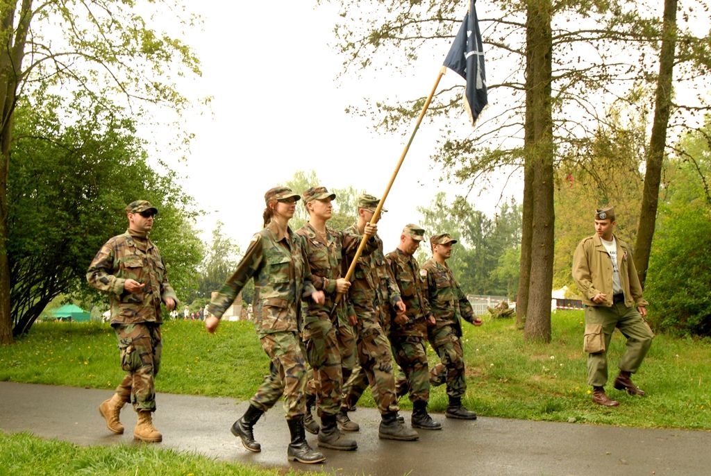 V parku za obchodním centrem Plaza byl ke zhlédnutí průřez více armádami, a to nejen z druhé světové války. Tábor US Army představil svou nejelegantnější složku tzv. „modrokabátníky“ neboli kavaleristy – jezdectvo. Skupina nadšenců z Prahy tady předvedla tábor „hourglass“ uprostřed džungle na hranici Severního Vietnamu. Do nejnovějších válečných sporů vstupuje nový fenomén – kontraktoři, námezdní profesionální vojáci. Ti celý víkend střežili most za Plazou. Checkpoint Raiders se návštěvníkům prezentoval v prostoru před kulturním domem Peklo.(foto: 2.5.2014)