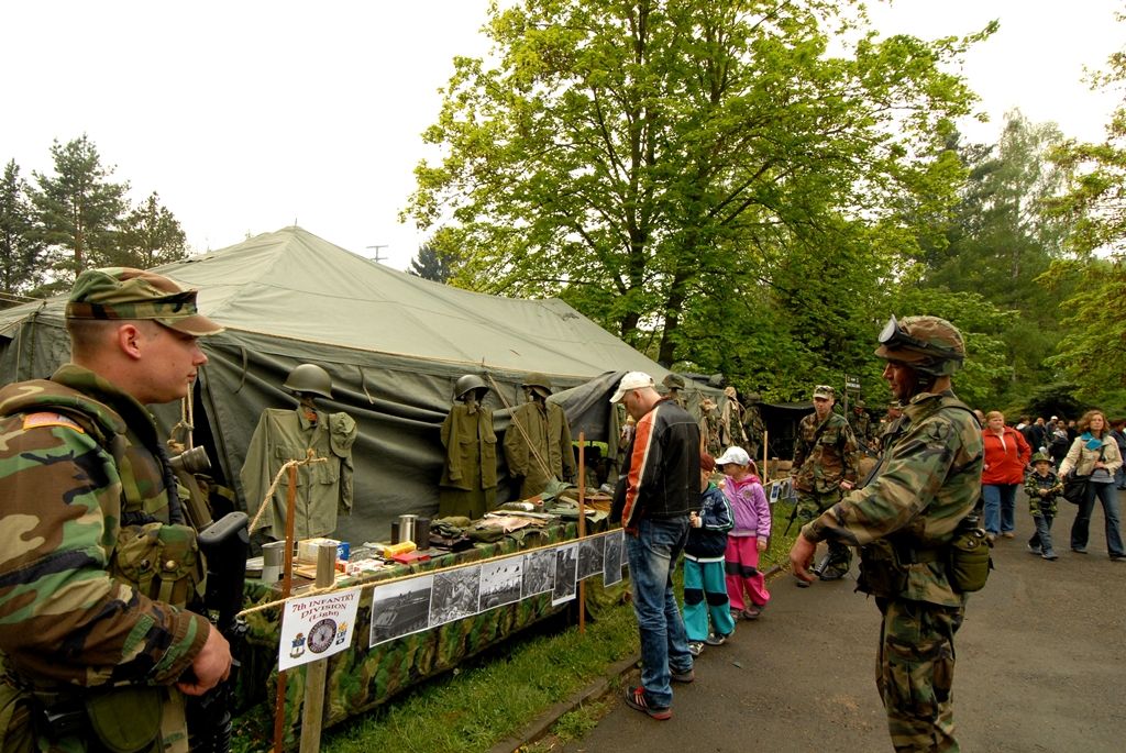 V parku za obchodním centrem Plaza byl ke zhlédnutí průřez více armádami, a to nejen z druhé světové války. Tábor US Army představil svou nejelegantnější složku tzv. „modrokabátníky“ neboli kavaleristy – jezdectvo. Skupina nadšenců z Prahy tady předvedla tábor „hourglass“ uprostřed džungle na hranici Severního Vietnamu. Do nejnovějších válečných sporů vstupuje nový fenomén – kontraktoři, námezdní profesionální vojáci. Ti celý víkend střežili most za Plazou. Checkpoint Raiders se návštěvníkům prezentoval v prostoru před kulturním domem Peklo.(foto: 2.5.2014)