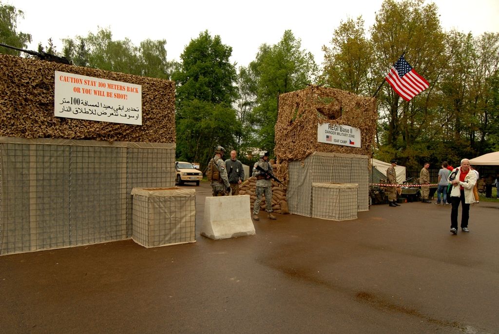 V parku za obchodním centrem Plaza byl ke zhlédnutí průřez více armádami, a to nejen z druhé světové války. Tábor US Army představil svou nejelegantnější složku tzv. „modrokabátníky“ neboli kavaleristy – jezdectvo. Skupina nadšenců z Prahy tady předvedla tábor „hourglass“ uprostřed džungle na hranici Severního Vietnamu. Do nejnovějších válečných sporů vstupuje nový fenomén – kontraktoři, námezdní profesionální vojáci. Ti celý víkend střežili most za Plazou. Checkpoint Raiders se návštěvníkům prezentoval v prostoru před kulturním domem Peklo.(foto: 2.5.2014)