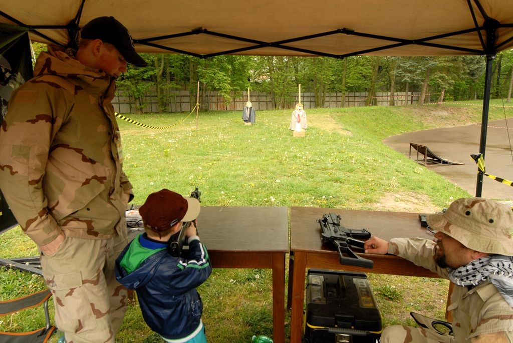 V parku za obchodním centrem Plaza byl ke zhlédnutí průřez více armádami, a to nejen z druhé světové války. Tábor US Army představil svou nejelegantnější složku tzv. „modrokabátníky“ neboli kavaleristy – jezdectvo. Skupina nadšenců z Prahy tady předvedla tábor „hourglass“ uprostřed džungle na hranici Severního Vietnamu. Do nejnovějších válečných sporů vstupuje nový fenomén – kontraktoři, námezdní profesionální vojáci. Ti celý víkend střežili most za Plazou. Checkpoint Raiders se návštěvníkům prezentoval v prostoru před kulturním domem Peklo.(foto: 2.5.2014)