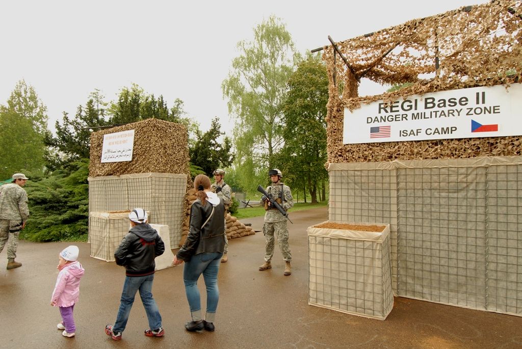 V parku za obchodním centrem Plaza byl ke zhlédnutí průřez více armádami, a to nejen z druhé světové války. Tábor US Army představil svou nejelegantnější složku tzv. „modrokabátníky“ neboli kavaleristy – jezdectvo. Skupina nadšenců z Prahy tady předvedla tábor „hourglass“ uprostřed džungle na hranici Severního Vietnamu. Do nejnovějších válečných sporů vstupuje nový fenomén – kontraktoři, námezdní profesionální vojáci. Ti celý víkend střežili most za Plazou. Checkpoint Raiders se návštěvníkům prezentoval v prostoru před kulturním domem Peklo.(foto: 2.5.2014)