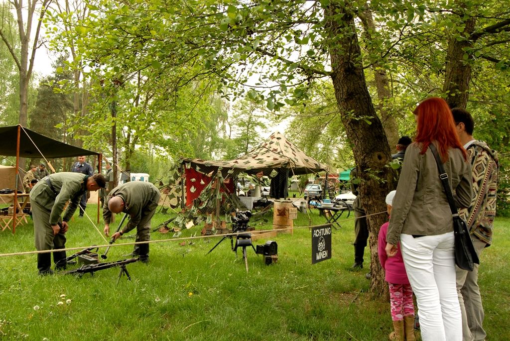 V parku za obchodním centrem Plaza byl ke zhlédnutí průřez více armádami, a to nejen z druhé světové války. Tábor US Army představil svou nejelegantnější složku tzv. „modrokabátníky“ neboli kavaleristy – jezdectvo. Skupina nadšenců z Prahy tady předvedla tábor „hourglass“ uprostřed džungle na hranici Severního Vietnamu. Do nejnovějších válečných sporů vstupuje nový fenomén – kontraktoři, námezdní profesionální vojáci. Ti celý víkend střežili most za Plazou. Checkpoint Raiders se návštěvníkům prezentoval v prostoru před kulturním domem Peklo.(foto: 2.5.2014)