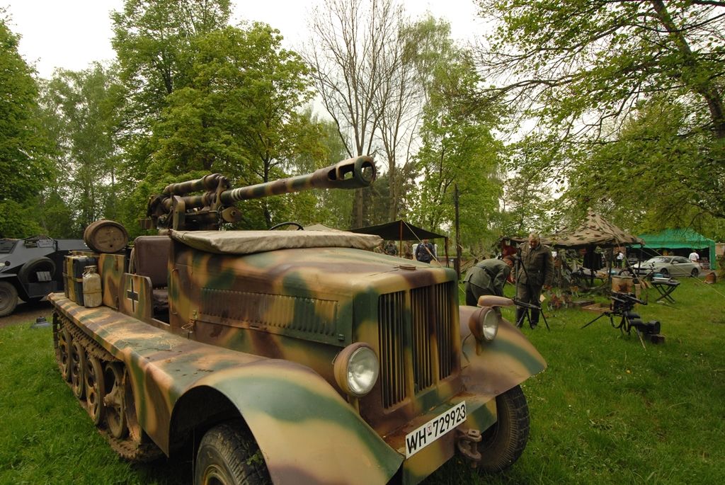 V parku za obchodním centrem Plaza byl ke zhlédnutí průřez více armádami, a to nejen z druhé světové války. Tábor US Army představil svou nejelegantnější složku tzv. „modrokabátníky“ neboli kavaleristy – jezdectvo. Skupina nadšenců z Prahy tady předvedla tábor „hourglass“ uprostřed džungle na hranici Severního Vietnamu. Do nejnovějších válečných sporů vstupuje nový fenomén – kontraktoři, námezdní profesionální vojáci. Ti celý víkend střežili most za Plazou. Checkpoint Raiders se návštěvníkům prezentoval v prostoru před kulturním domem Peklo.(foto: 2.5.2014)