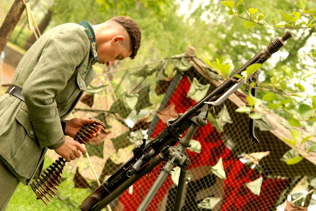 V parku za obchodním centrem Plaza byl ke zhlédnutí průřez více armádami, a to nejen z druhé světové války. Tábor US Army představil svou nejelegantnější složku tzv. „modrokabátníky“ neboli kavaleristy – jezdectvo. Skupina nadšenců z Prahy tady předvedla tábor „hourglass“ uprostřed džungle na hranici Severního Vietnamu. Do nejnovějších válečných sporů vstupuje nový fenomén – kontraktoři, námezdní profesionální vojáci. Ti celý víkend střežili most za Plazou. Checkpoint Raiders se návštěvníkům prezentoval v prostoru před kulturním domem Peklo.(foto: 2.5.2014)