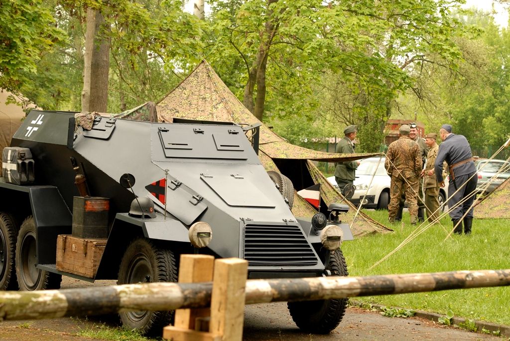 V parku za obchodním centrem Plaza byl ke zhlédnutí průřez více armádami, a to nejen z druhé světové války. Tábor US Army představil svou nejelegantnější složku tzv. „modrokabátníky“ neboli kavaleristy – jezdectvo. Skupina nadšenců z Prahy tady předvedla tábor „hourglass“ uprostřed džungle na hranici Severního Vietnamu. Do nejnovějších válečných sporů vstupuje nový fenomén – kontraktoři, námezdní profesionální vojáci. Ti celý víkend střežili most za Plazou. Checkpoint Raiders se návštěvníkům prezentoval v prostoru před kulturním domem Peklo.(foto: 2.5.2014)