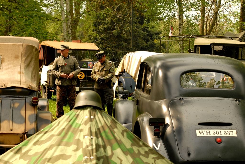 V parku za obchodním centrem Plaza byl ke zhlédnutí průřez více armádami, a to nejen z druhé světové války. Tábor US Army představil svou nejelegantnější složku tzv. „modrokabátníky“ neboli kavaleristy – jezdectvo. Skupina nadšenců z Prahy tady předvedla tábor „hourglass“ uprostřed džungle na hranici Severního Vietnamu. Do nejnovějších válečných sporů vstupuje nový fenomén – kontraktoři, námezdní profesionální vojáci. Ti celý víkend střežili most za Plazou. Checkpoint Raiders se návštěvníkům prezentoval v prostoru před kulturním domem Peklo.(foto: 2.5.2014)