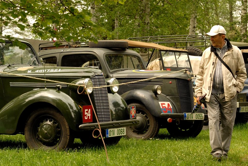 V parku za obchodním centrem Plaza byl ke zhlédnutí průřez více armádami, a to nejen z druhé světové války. Tábor US Army představil svou nejelegantnější složku tzv. „modrokabátníky“ neboli kavaleristy – jezdectvo. Skupina nadšenců z Prahy tady předvedla tábor „hourglass“ uprostřed džungle na hranici Severního Vietnamu. Do nejnovějších válečných sporů vstupuje nový fenomén – kontraktoři, námezdní profesionální vojáci. Ti celý víkend střežili most za Plazou. Checkpoint Raiders se návštěvníkům prezentoval v prostoru před kulturním domem Peklo.(foto: 2.5.2014)
