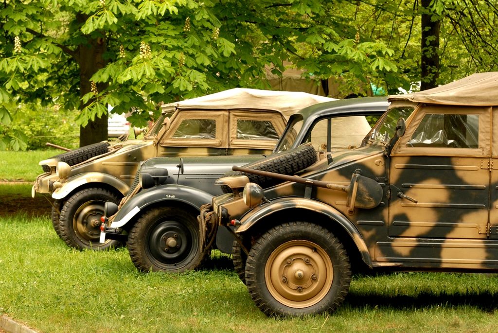 V parku za obchodním centrem Plaza byl ke zhlédnutí průřez více armádami, a to nejen z druhé světové války. Tábor US Army představil svou nejelegantnější složku tzv. „modrokabátníky“ neboli kavaleristy – jezdectvo. Skupina nadšenců z Prahy tady předvedla tábor „hourglass“ uprostřed džungle na hranici Severního Vietnamu. Do nejnovějších válečných sporů vstupuje nový fenomén – kontraktoři, námezdní profesionální vojáci. Ti celý víkend střežili most za Plazou. Checkpoint Raiders se návštěvníkům prezentoval v prostoru před kulturním domem Peklo.(foto: 2.5.2014)