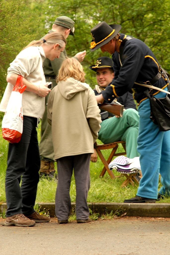 V parku za obchodním centrem Plaza byl ke zhlédnutí průřez více armádami, a to nejen z druhé světové války. Tábor US Army představil svou nejelegantnější složku tzv. „modrokabátníky“ neboli kavaleristy – jezdectvo. Skupina nadšenců z Prahy tady předvedla tábor „hourglass“ uprostřed džungle na hranici Severního Vietnamu. Do nejnovějších válečných sporů vstupuje nový fenomén – kontraktoři, námezdní profesionální vojáci. Ti celý víkend střežili most za Plazou. Checkpoint Raiders se návštěvníkům prezentoval v prostoru před kulturním domem Peklo.(foto: 2.5.2014)