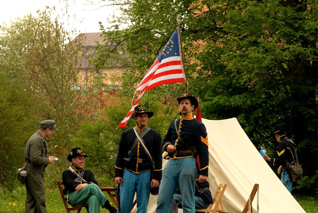 V parku za obchodním centrem Plaza byl ke zhlédnutí průřez více armádami, a to nejen z druhé světové války. Tábor US Army představil svou nejelegantnější složku tzv. „modrokabátníky“ neboli kavaleristy – jezdectvo. Skupina nadšenců z Prahy tady předvedla tábor „hourglass“ uprostřed džungle na hranici Severního Vietnamu. Do nejnovějších válečných sporů vstupuje nový fenomén – kontraktoři, námezdní profesionální vojáci. Ti celý víkend střežili most za Plazou. Checkpoint Raiders se návštěvníkům prezentoval v prostoru před kulturním domem Peklo.(foto: 2.5.2014)