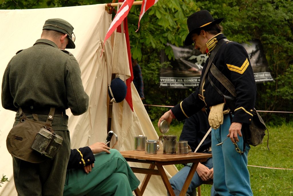 V parku za obchodním centrem Plaza byl ke zhlédnutí průřez více armádami, a to nejen z druhé světové války. Tábor US Army představil svou nejelegantnější složku tzv. „modrokabátníky“ neboli kavaleristy – jezdectvo. Skupina nadšenců z Prahy tady předvedla tábor „hourglass“ uprostřed džungle na hranici Severního Vietnamu. Do nejnovějších válečných sporů vstupuje nový fenomén – kontraktoři, námezdní profesionální vojáci. Ti celý víkend střežili most za Plazou. Checkpoint Raiders se návštěvníkům prezentoval v prostoru před kulturním domem Peklo.(foto: 2.5.2014)