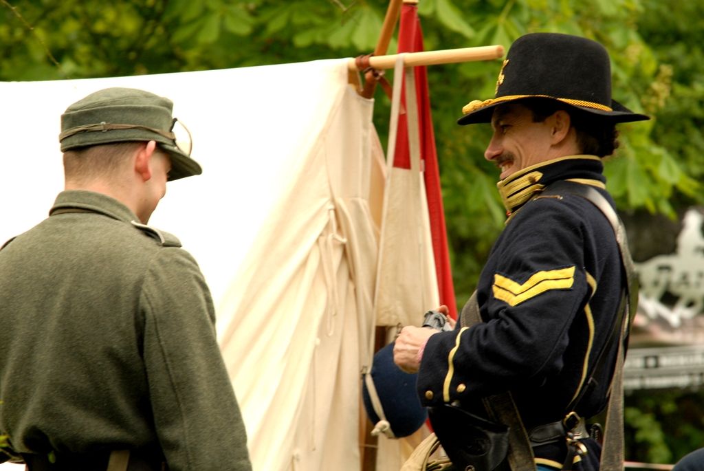 V parku za obchodním centrem Plaza byl ke zhlédnutí průřez více armádami, a to nejen z druhé světové války. Tábor US Army představil svou nejelegantnější složku tzv. „modrokabátníky“ neboli kavaleristy – jezdectvo. Skupina nadšenců z Prahy tady předvedla tábor „hourglass“ uprostřed džungle na hranici Severního Vietnamu. Do nejnovějších válečných sporů vstupuje nový fenomén – kontraktoři, námezdní profesionální vojáci. Ti celý víkend střežili most za Plazou. Checkpoint Raiders se návštěvníkům prezentoval v prostoru před kulturním domem Peklo.(foto: 2.5.2014)