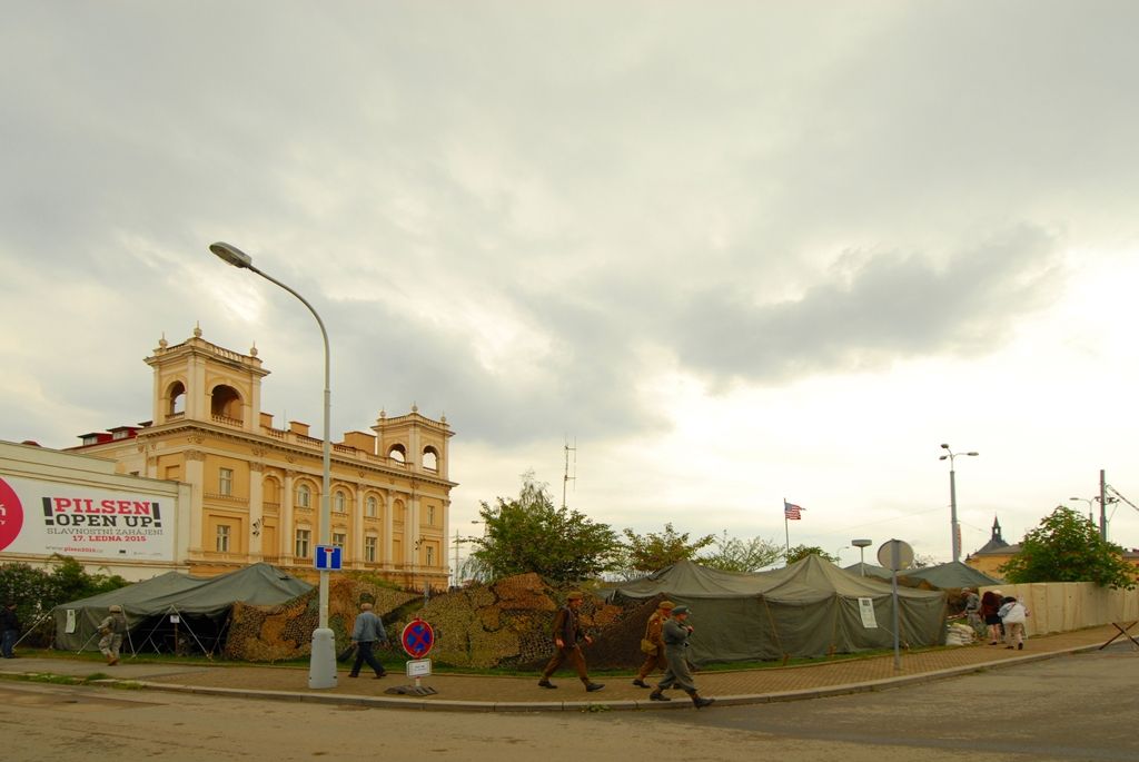 V parku za obchodním centrem Plaza byl ke zhlédnutí průřez více armádami, a to nejen z druhé světové války. Tábor US Army představil svou nejelegantnější složku tzv. „modrokabátníky“ neboli kavaleristy – jezdectvo. Skupina nadšenců z Prahy tady předvedla tábor „hourglass“ uprostřed džungle na hranici Severního Vietnamu. Do nejnovějších válečných sporů vstupuje nový fenomén – kontraktoři, námezdní profesionální vojáci. Ti celý víkend střežili most za Plazou. Checkpoint Raiders se návštěvníkům prezentoval v prostoru před kulturním domem Peklo.(foto: 2.5.2014)