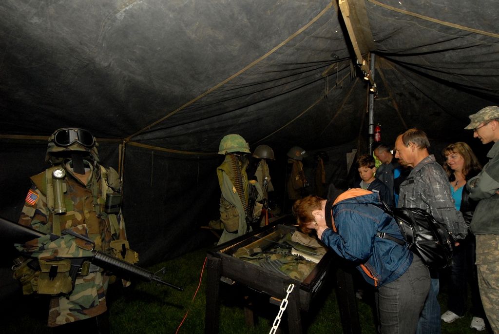 V parku za obchodním centrem Plaza byl ke zhlédnutí průřez více armádami, a to nejen z druhé světové války. Tábor US Army představil svou nejelegantnější složku tzv. „modrokabátníky“ neboli kavaleristy – jezdectvo. Skupina nadšenců z Prahy tady předvedla tábor „hourglass“ uprostřed džungle na hranici Severního Vietnamu. Do nejnovějších válečných sporů vstupuje nový fenomén – kontraktoři, námezdní profesionální vojáci. Ti celý víkend střežili most za Plazou. Checkpoint Raiders se návštěvníkům prezentoval v prostoru před kulturním domem Peklo.(foto: 2.5.2014)