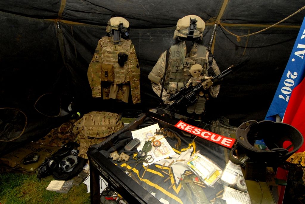 V parku za obchodním centrem Plaza byl ke zhlédnutí průřez více armádami, a to nejen z druhé světové války. Tábor US Army představil svou nejelegantnější složku tzv. „modrokabátníky“ neboli kavaleristy – jezdectvo. Skupina nadšenců z Prahy tady předvedla tábor „hourglass“ uprostřed džungle na hranici Severního Vietnamu. Do nejnovějších válečných sporů vstupuje nový fenomén – kontraktoři, námezdní profesionální vojáci. Ti celý víkend střežili most za Plazou. Checkpoint Raiders se návštěvníkům prezentoval v prostoru před kulturním domem Peklo.(foto: 2.5.2014)