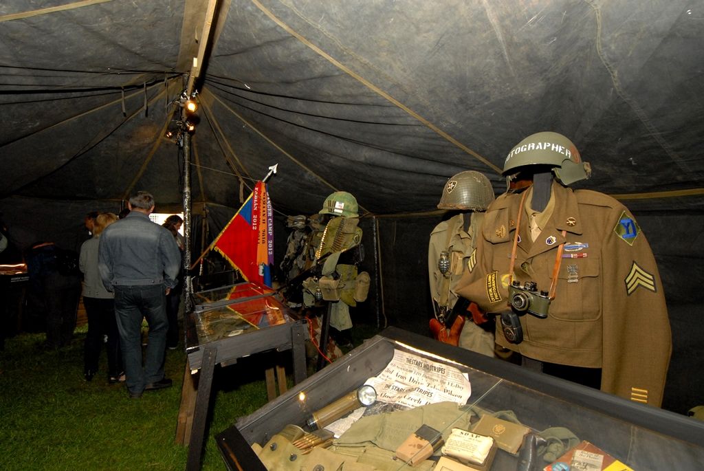 V parku za obchodním centrem Plaza byl ke zhlédnutí průřez více armádami, a to nejen z druhé světové války. Tábor US Army představil svou nejelegantnější složku tzv. „modrokabátníky“ neboli kavaleristy – jezdectvo. Skupina nadšenců z Prahy tady předvedla tábor „hourglass“ uprostřed džungle na hranici Severního Vietnamu. Do nejnovějších válečných sporů vstupuje nový fenomén – kontraktoři, námezdní profesionální vojáci. Ti celý víkend střežili most za Plazou. Checkpoint Raiders se návštěvníkům prezentoval v prostoru před kulturním domem Peklo.(foto: 2.5.2014)