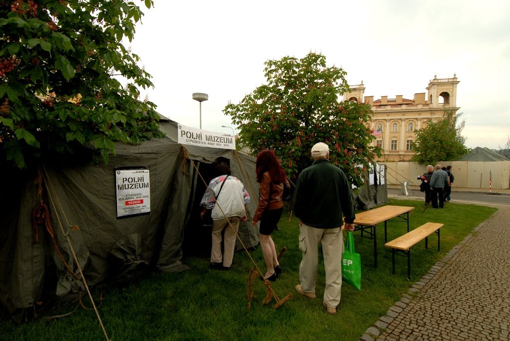 V parku za obchodním centrem Plaza byl ke zhlédnutí průřez více armádami, a to nejen z druhé světové války. Tábor US Army představil svou nejelegantnější složku tzv. „modrokabátníky“ neboli kavaleristy – jezdectvo. Skupina nadšenců z Prahy tady předvedla tábor „hourglass“ uprostřed džungle na hranici Severního Vietnamu. Do nejnovějších válečných sporů vstupuje nový fenomén – kontraktoři, námezdní profesionální vojáci. Ti celý víkend střežili most za Plazou. Checkpoint Raiders se návštěvníkům prezentoval v prostoru před kulturním domem Peklo.(foto: 2.5.2014)