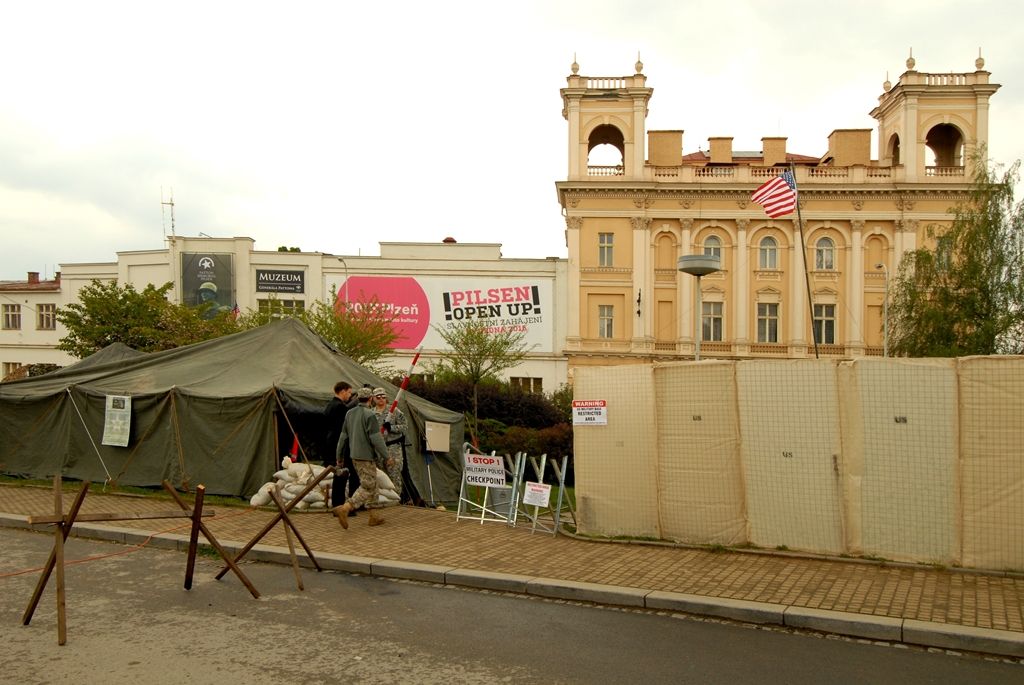 V parku za obchodním centrem Plaza byl ke zhlédnutí průřez více armádami, a to nejen z druhé světové války. Tábor US Army představil svou nejelegantnější složku tzv. „modrokabátníky“ neboli kavaleristy – jezdectvo. Skupina nadšenců z Prahy tady předvedla tábor „hourglass“ uprostřed džungle na hranici Severního Vietnamu. Do nejnovějších válečných sporů vstupuje nový fenomén – kontraktoři, námezdní profesionální vojáci. Ti celý víkend střežili most za Plazou. Checkpoint Raiders se návštěvníkům prezentoval v prostoru před kulturním domem Peklo.(foto: 2.5.2014)