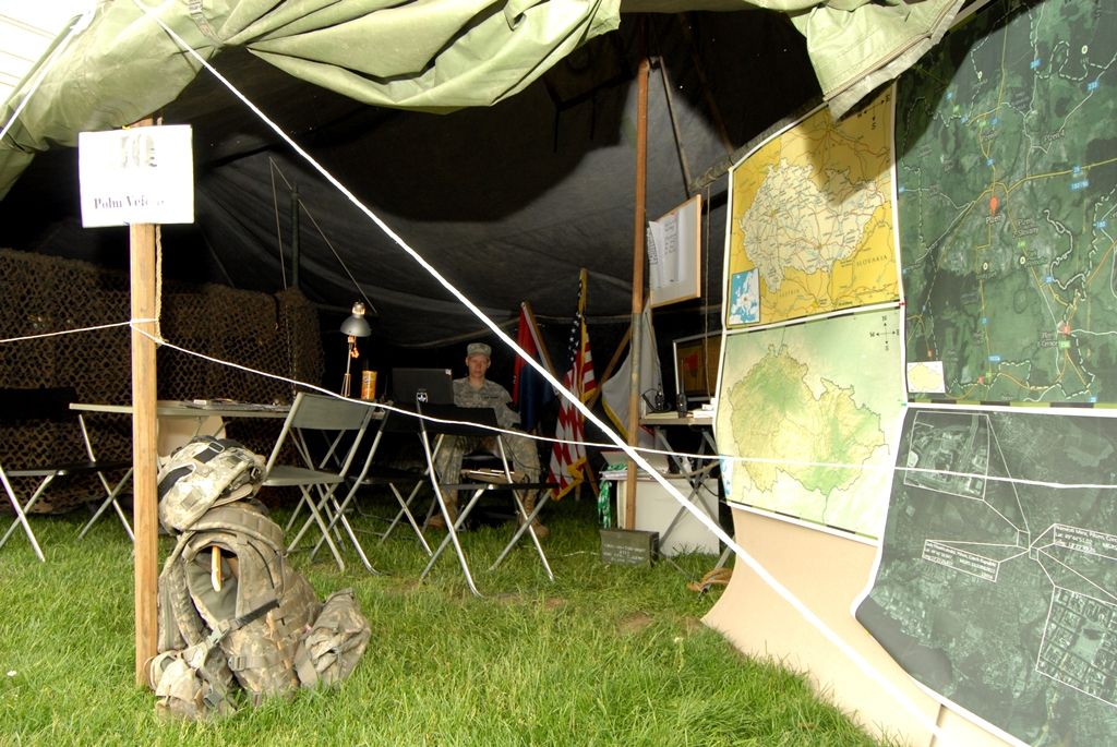 V parku za obchodním centrem Plaza byl ke zhlédnutí průřez více armádami, a to nejen z druhé světové války. Tábor US Army představil svou nejelegantnější složku tzv. „modrokabátníky“ neboli kavaleristy – jezdectvo. Skupina nadšenců z Prahy tady předvedla tábor „hourglass“ uprostřed džungle na hranici Severního Vietnamu. Do nejnovějších válečných sporů vstupuje nový fenomén – kontraktoři, námezdní profesionální vojáci. Ti celý víkend střežili most za Plazou. Checkpoint Raiders se návštěvníkům prezentoval v prostoru před kulturním domem Peklo.(foto: 2.5.2014)